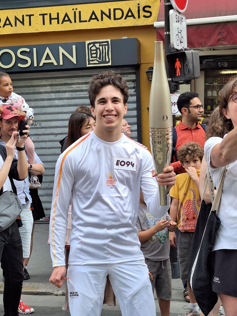 Luca Platania porte la flamme olympique, juillet 2024