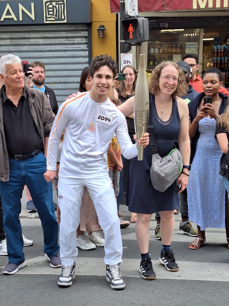 Luca avec la flamme olympique rue Lamartine