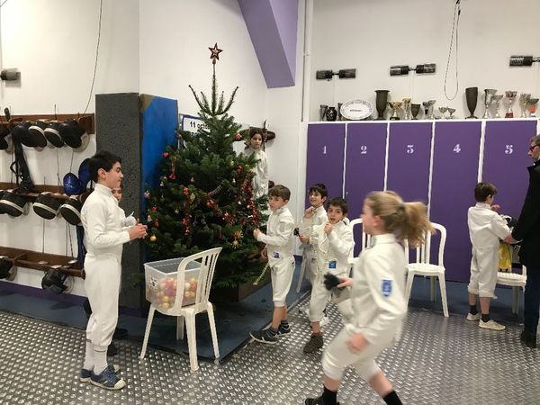 Préparation du sapin de Noël au club — photo 1