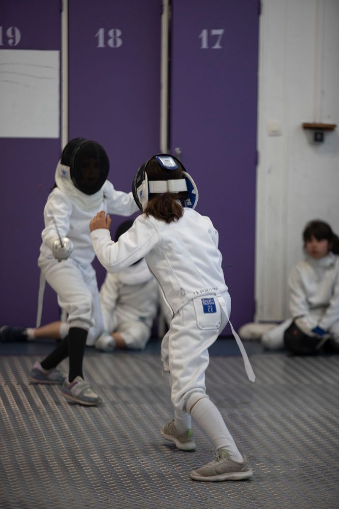 Jeune escrimeur en garde